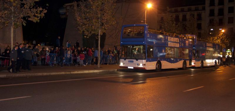 Colas para subir a los autobuses turísticos de Navidad